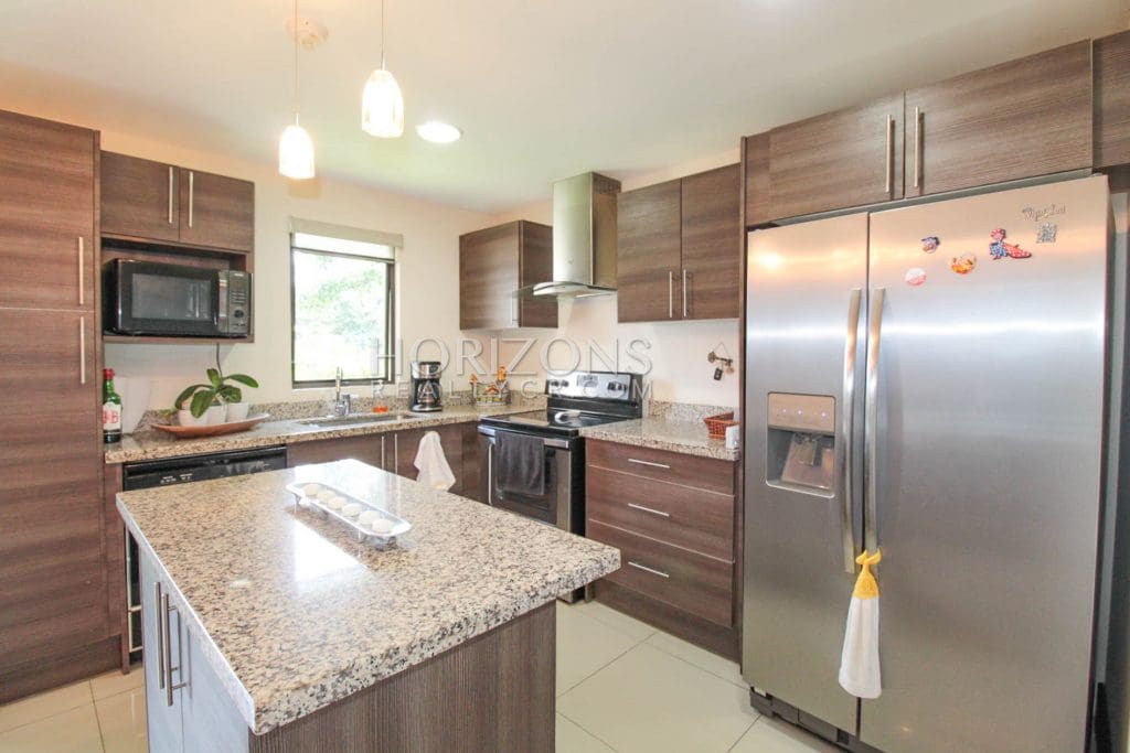 APARTAMENTO EN VENTA 3 HAB CON PATIO CONDOMINIO BRASIL SANTA ANA njv35