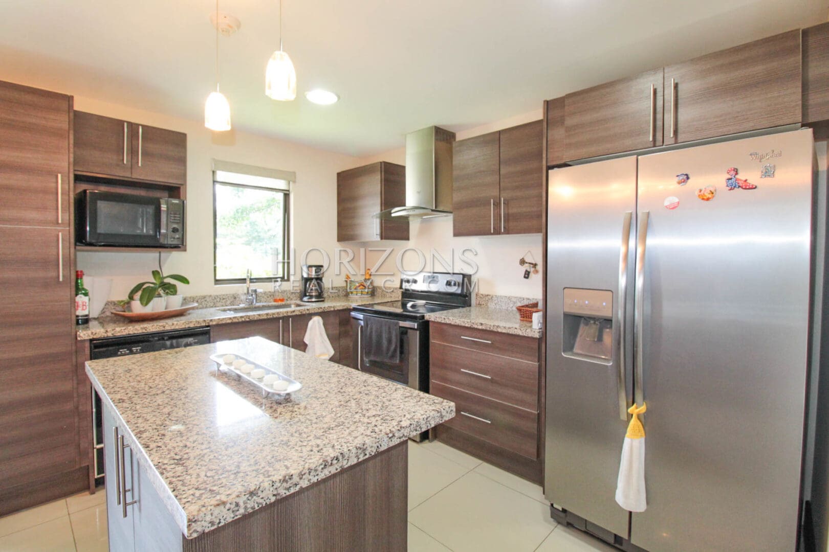 APARTAMENTO EN VENTA 3 HAB CON PATIO CONDOMINIO BRASIL SANTA ANA njv35
