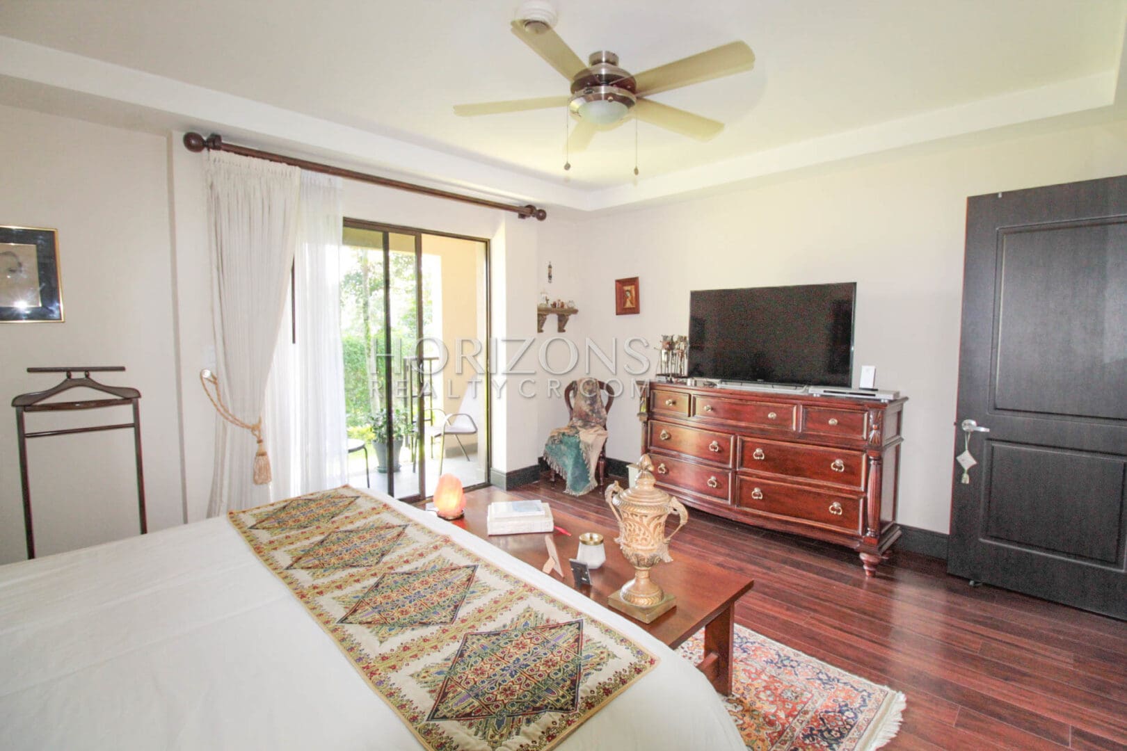 APARTAMENTO EN VENTA 3 HAB CON PATIO CONDOMINIO BRASIL SANTA ANA njv35