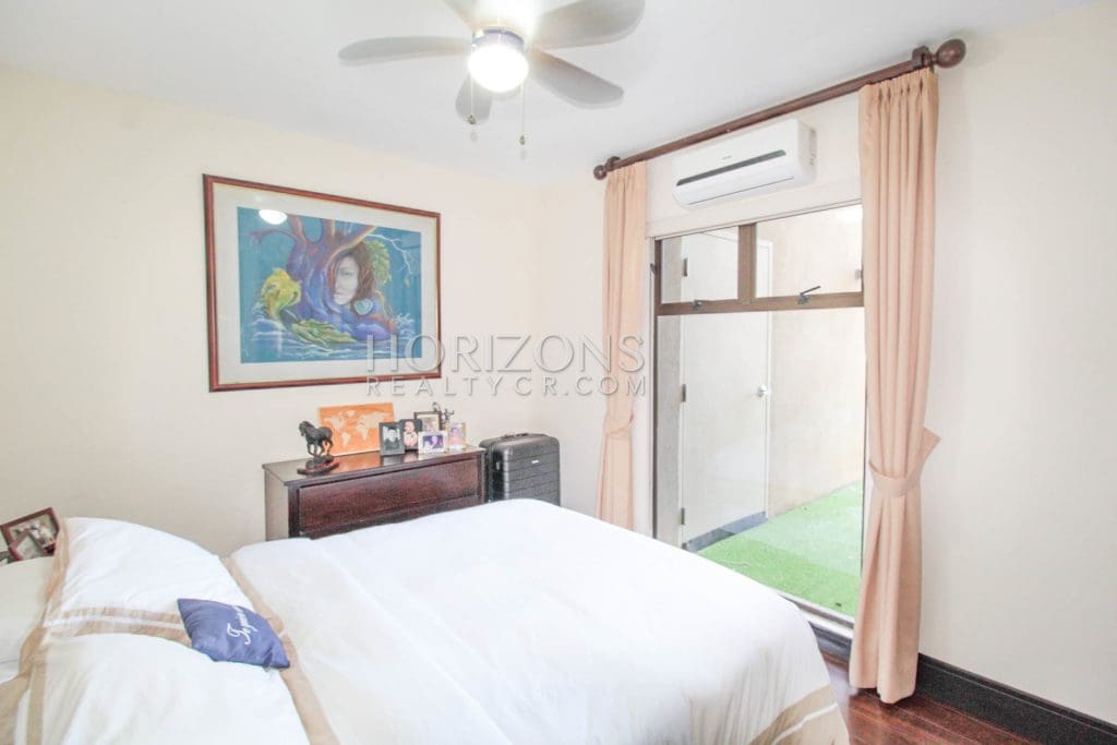 APARTAMENTO EN VENTA 3 HAB CON PATIO CONDOMINIO BRASIL SANTA ANA njv35