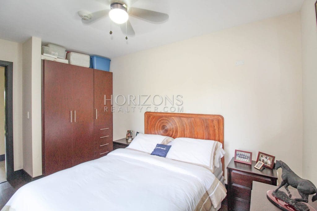 APARTAMENTO EN VENTA 3 HAB CON PATIO CONDOMINIO BRASIL SANTA ANA njv35