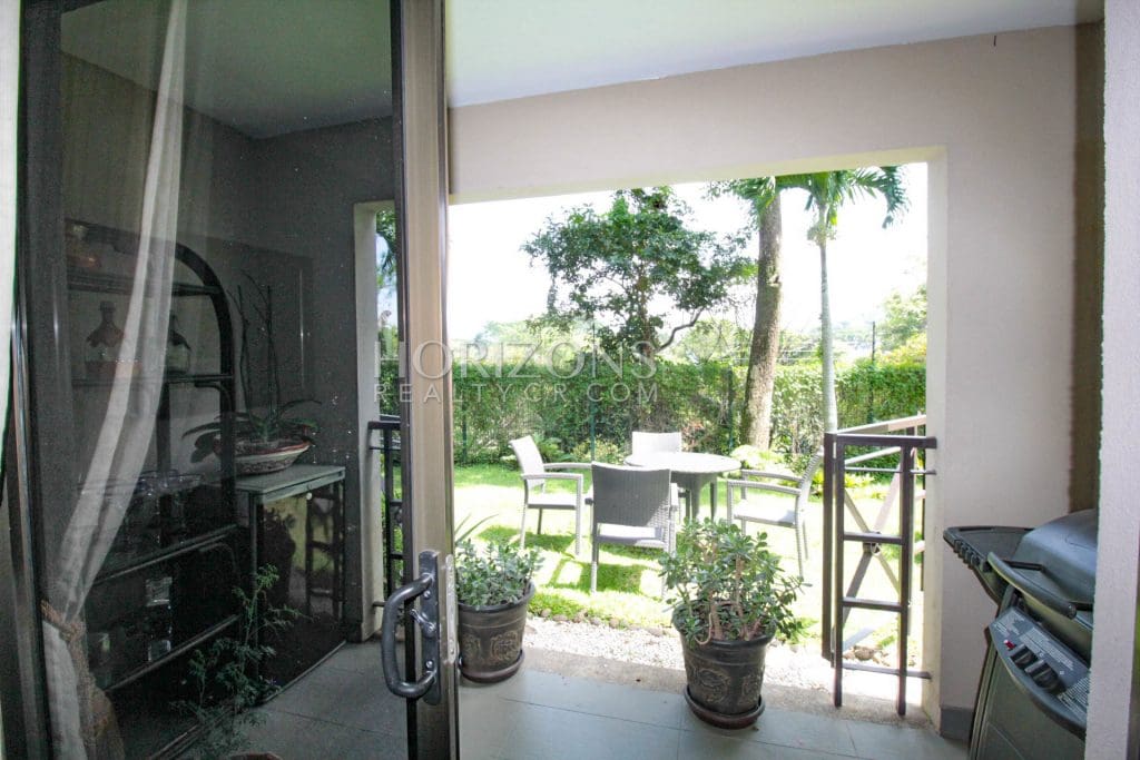 APARTAMENTO EN VENTA 3 HAB CON PATIO CONDOMINIO BRASIL SANTA ANA njv35