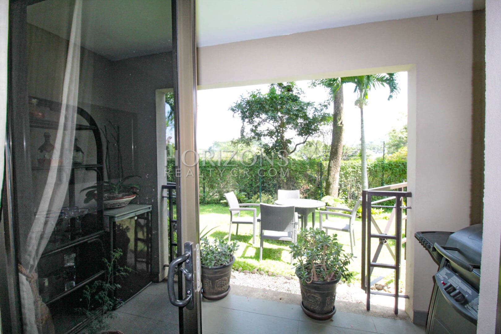APARTAMENTO EN VENTA 3 HAB CON PATIO CONDOMINIO BRASIL SANTA ANA njv35