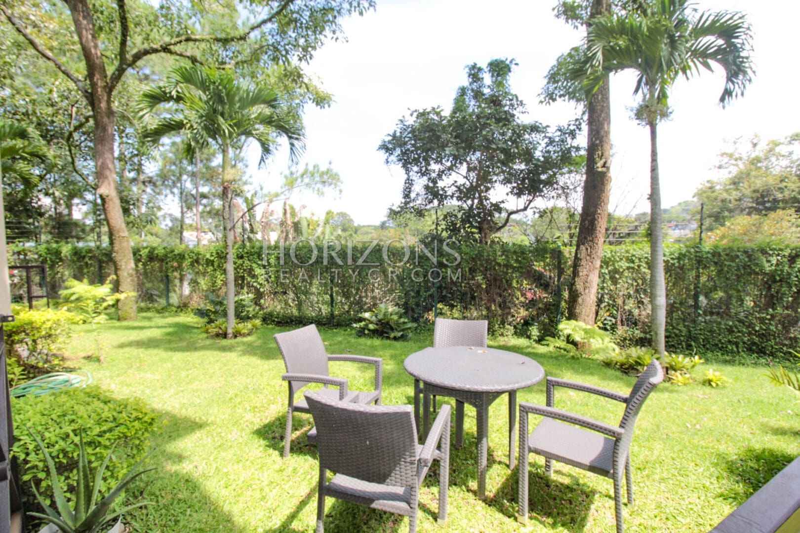 APARTAMENTO EN VENTA 3 HAB CON PATIO CONDOMINIO BRASIL SANTA ANA njv35