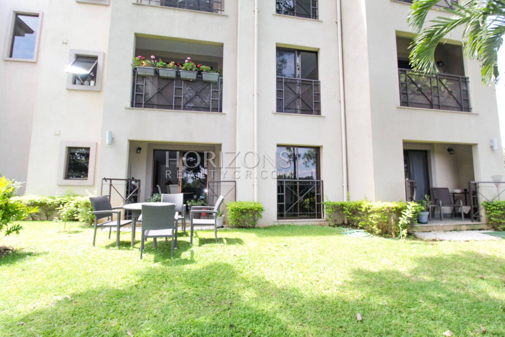APARTAMENTO EN VENTA 3 HAB CON PATIO CONDOMINIO BRASIL SANTA ANA njv35