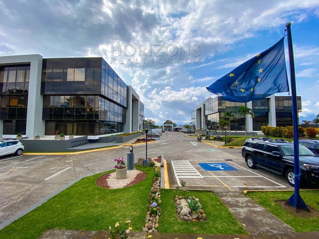 Venta! Oficina Corporativa en Ofiplaza del Este, San José: Ideal para Empresas a 200m de La Rotonda de La Bandera HRC07