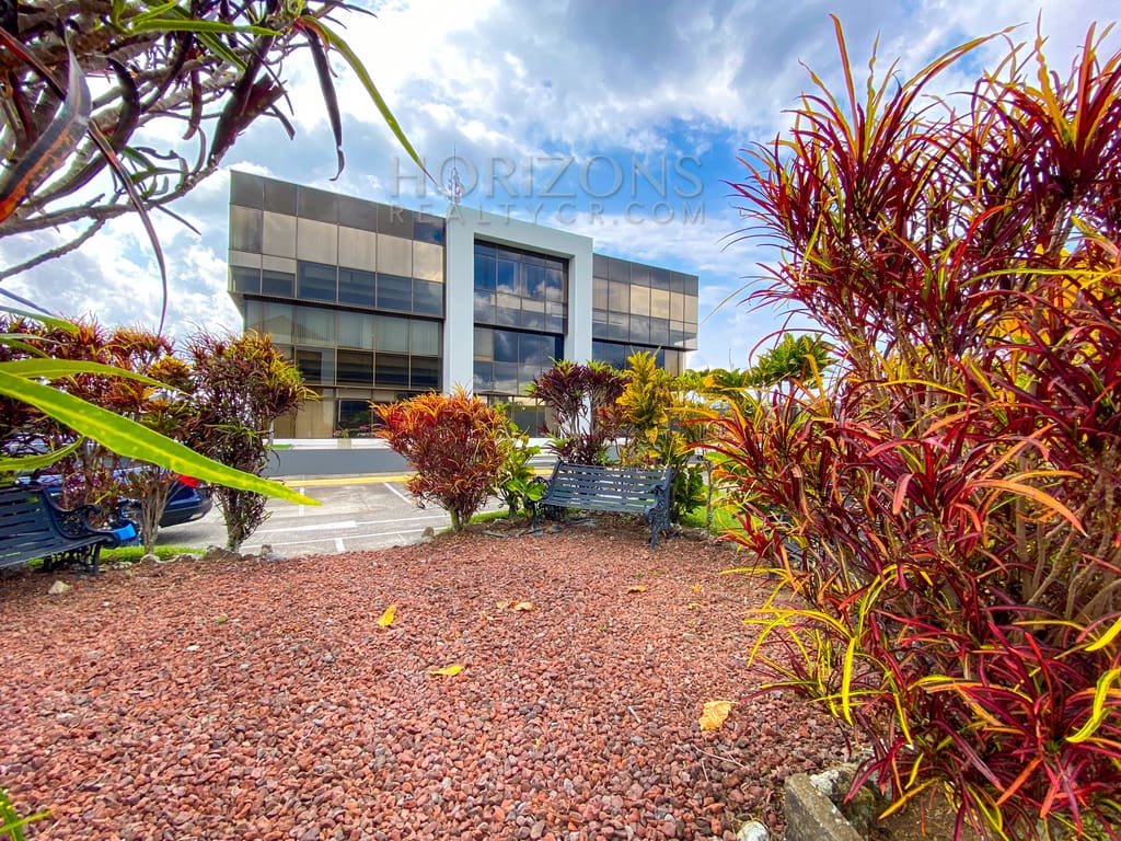 Venta! Oficina Corporativa en Ofiplaza del Este, San José: Ideal para Empresas a 200m de La Rotonda de La Bandera HRC07