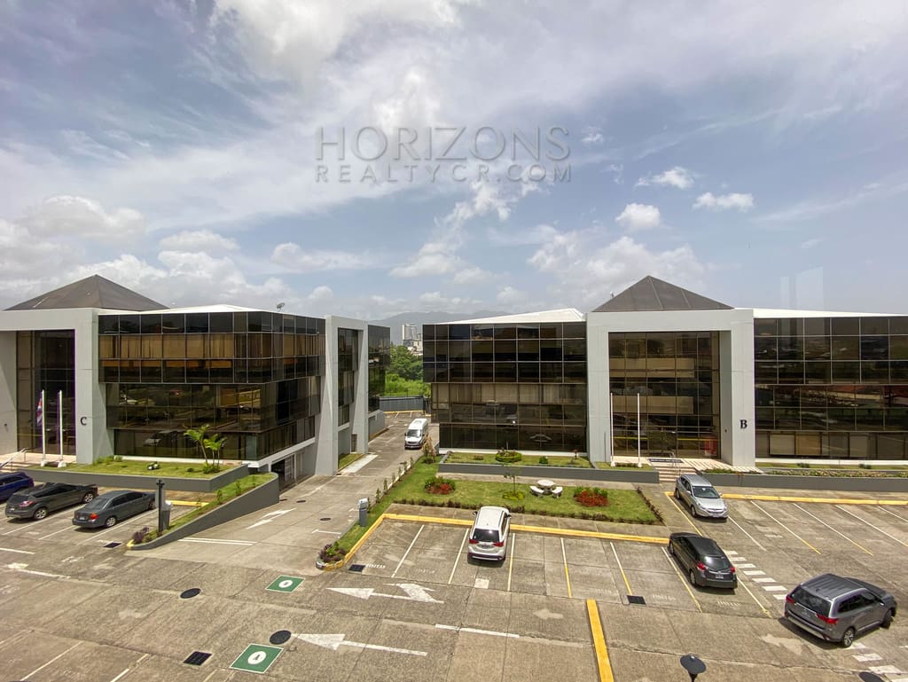 Venta! Oficina Corporativa en Ofiplaza del Este, San José: Ideal para Empresas a 200m de La Rotonda de La Bandera HRC07