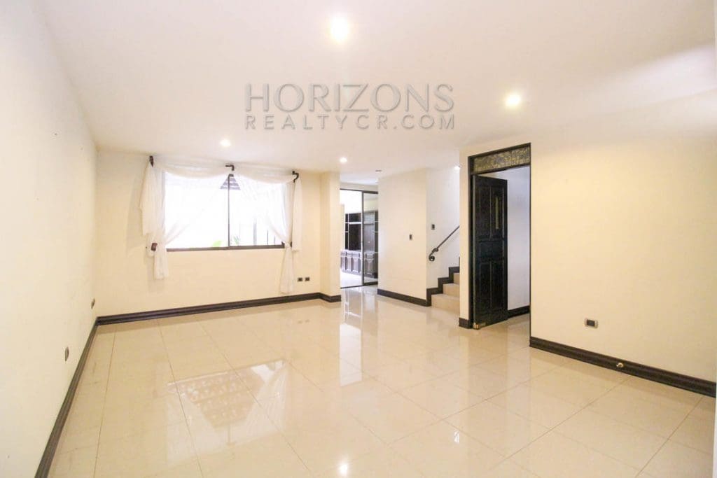 VENTA CASA CURRIDABAT EN CONDOMINIO CON SALA DE TV noj632