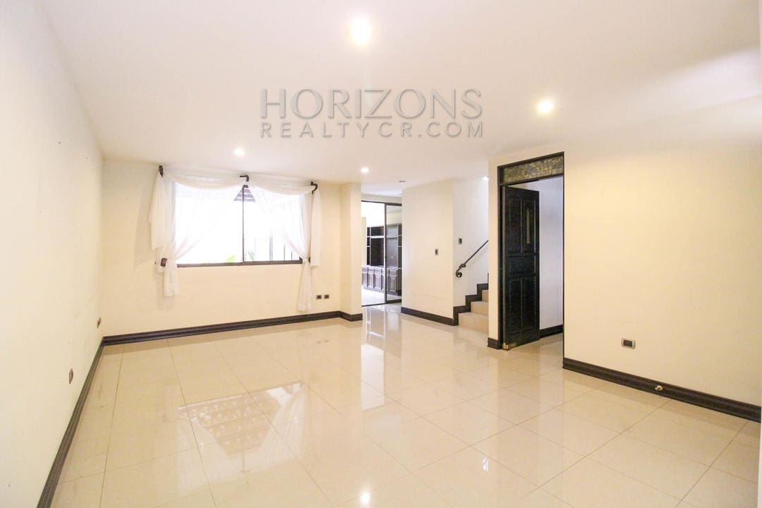 VENTA CASA CURRIDABAT EN CONDOMINIO CON SALA DE TV noj632