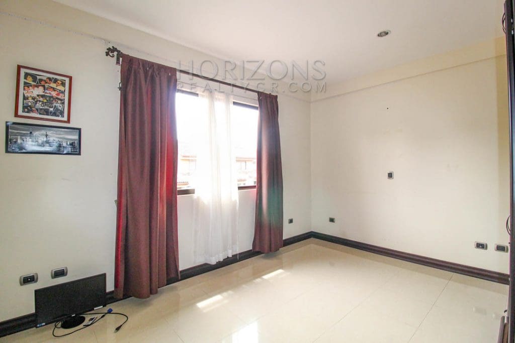 VENTA CASA CURRIDABAT EN CONDOMINIO CON SALA DE TV noj632