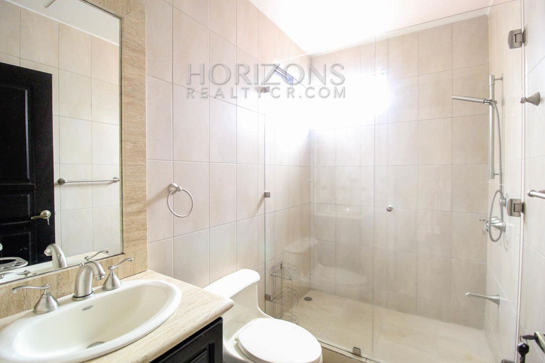 VENTA CASA CURRIDABAT EN CONDOMINIO CON SALA DE TV noj632