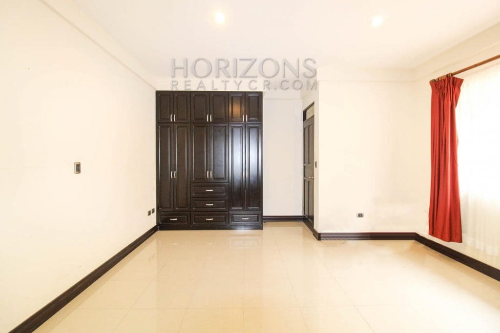 VENTA CASA CURRIDABAT EN CONDOMINIO CON SALA DE TV noj632