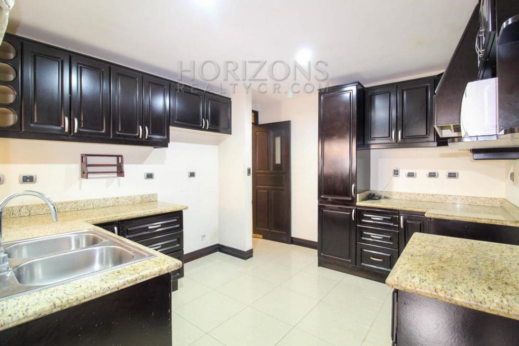 VENTA CASA CURRIDABAT EN CONDOMINIO CON SALA DE TV noj632