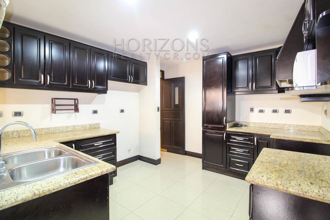 VENTA CASA CURRIDABAT EN CONDOMINIO CON SALA DE TV noj632