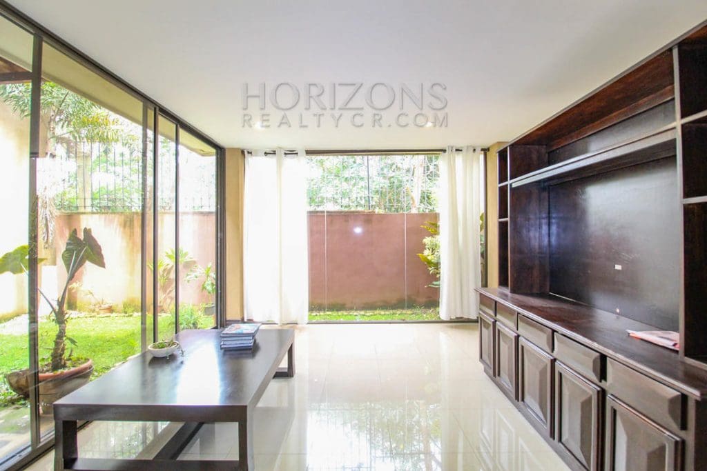 VENTA CASA CURRIDABAT EN CONDOMINIO CON SALA DE TV noj632