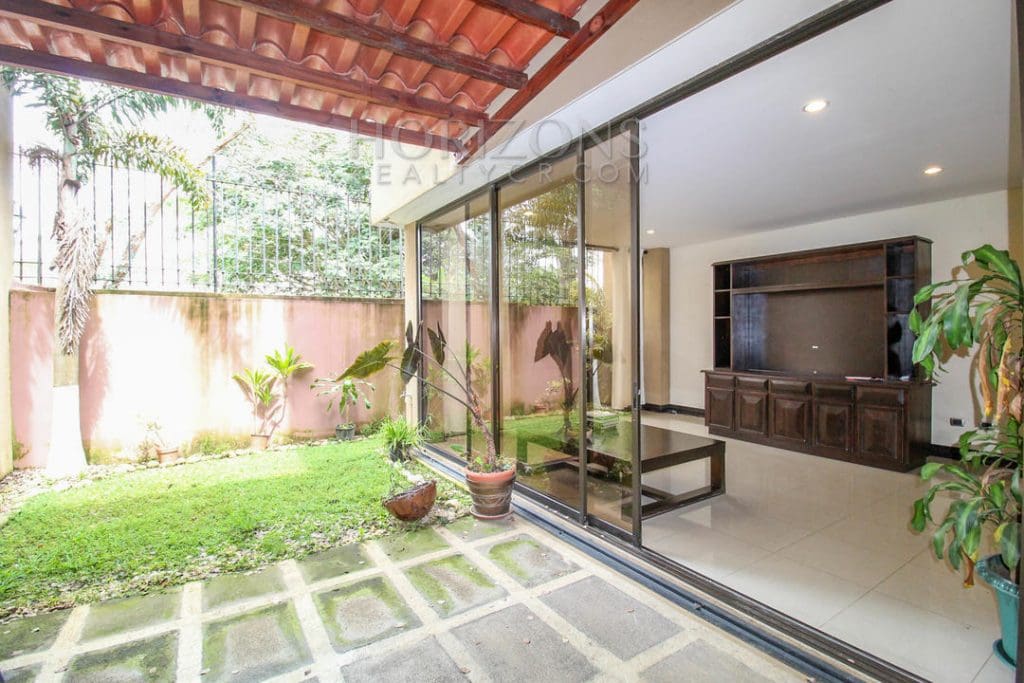VENTA CASA CURRIDABAT EN CONDOMINIO CON SALA DE TV noj632
