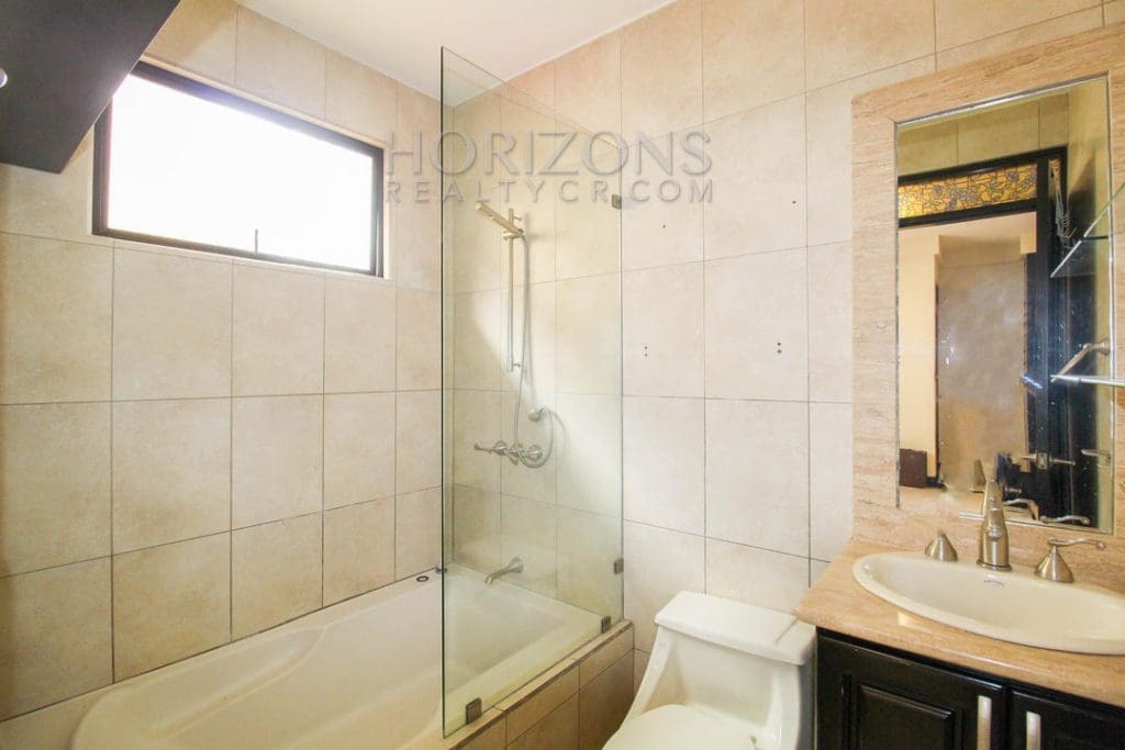 VENTA CASA CURRIDABAT EN CONDOMINIO CON SALA DE TV noj632