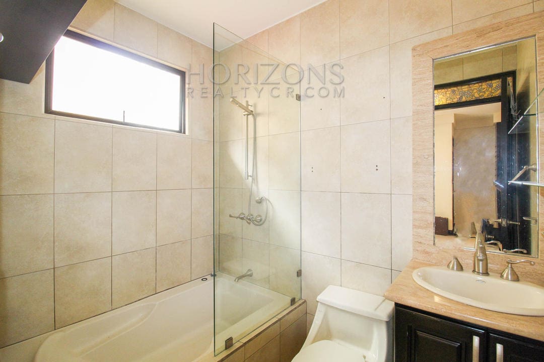 VENTA CASA CURRIDABAT EN CONDOMINIO CON SALA DE TV noj632