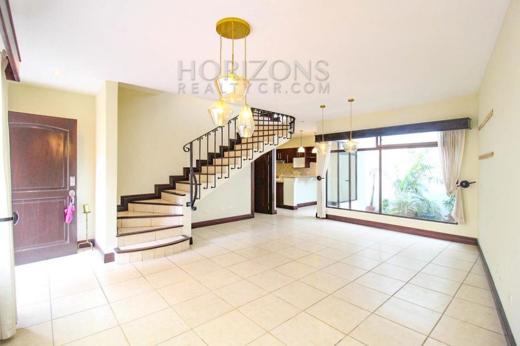 Se Alquila Casa En San Pedro 3 Habitaciones, 350 Metros De La U Fidelitas Noj644