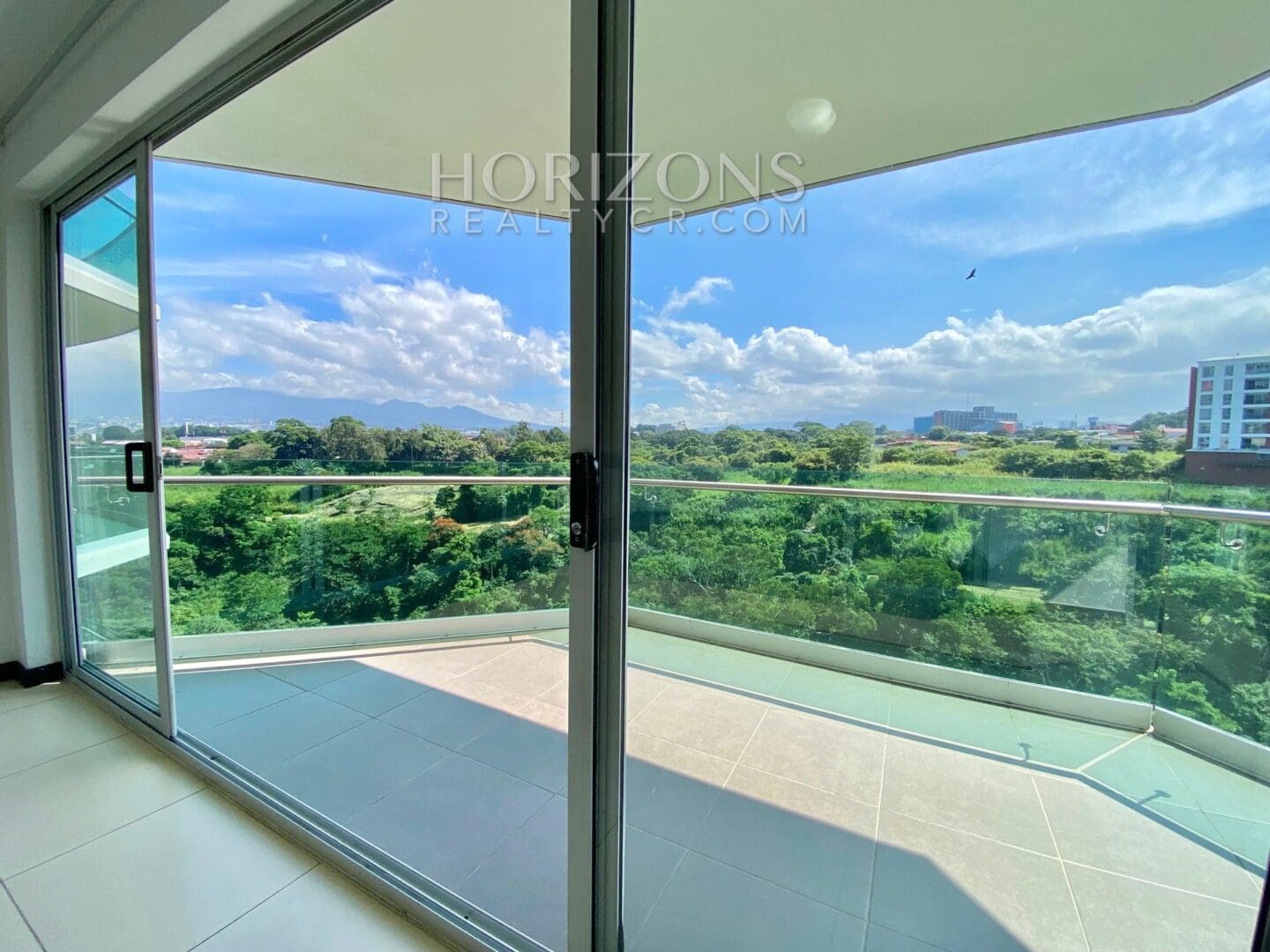 Se Alquila Apartamento en Torre Paradisus, Rohrmoser 3 Habitaciones y Vista a la Naturaleza nja950