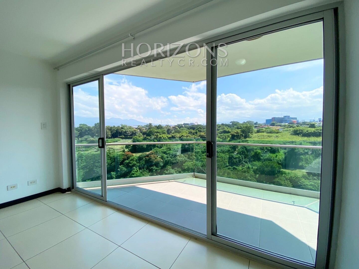 Se Alquila Apartamento en Torre Paradisus, Rohrmoser 3 Habitaciones y Vista a la Naturaleza nja950