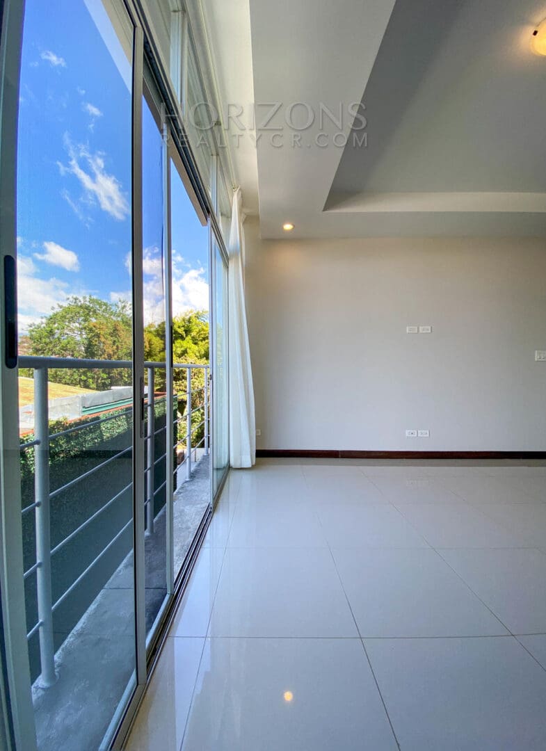 SE ALQUILA APARTAMENTO AMPLIO CONTEMPORANEO A 1.7KM DE ROTONDA BANDERAS NJA909