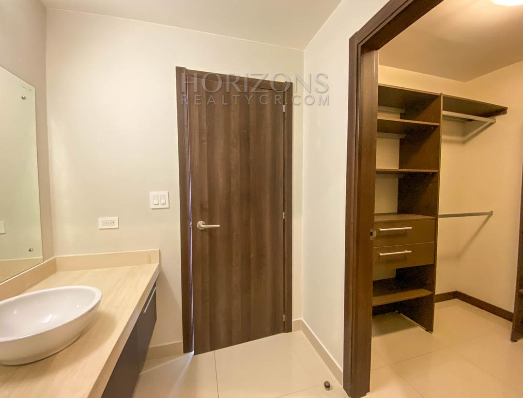 SE ALQUILA APARTAMENTO AMPLIO CONTEMPORANEO A 1.7KM DE ROTONDA BANDERAS NJA909