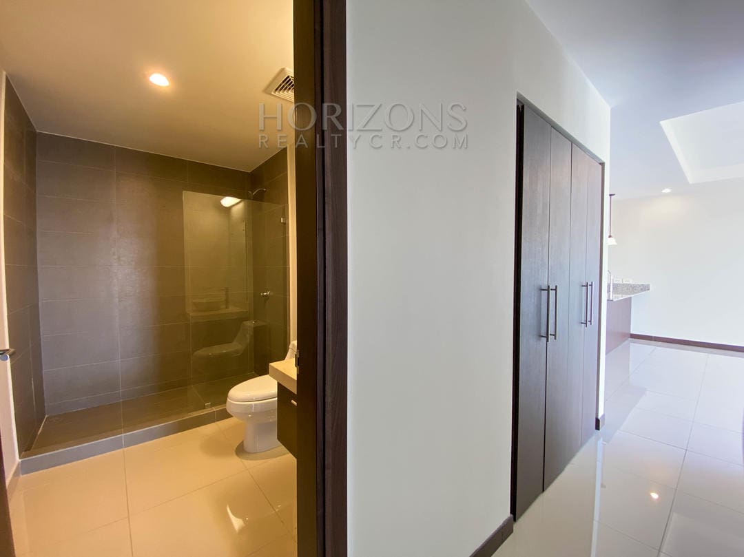 SE ALQUILA APARTAMENTO AMPLIO CONTEMPORANEO A 1.7KM DE ROTONDA BANDERAS NJA909