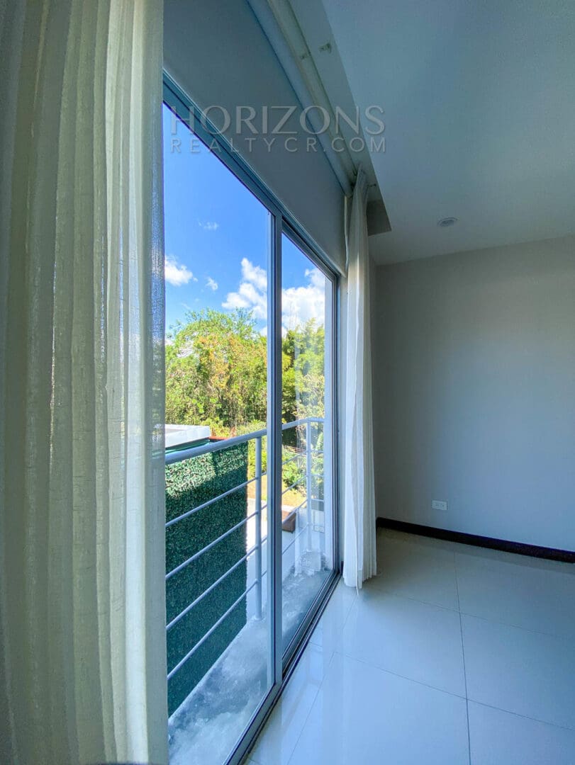 SE ALQUILA APARTAMENTO AMPLIO CONTEMPORANEO A 1.7KM DE ROTONDA BANDERAS NJA909