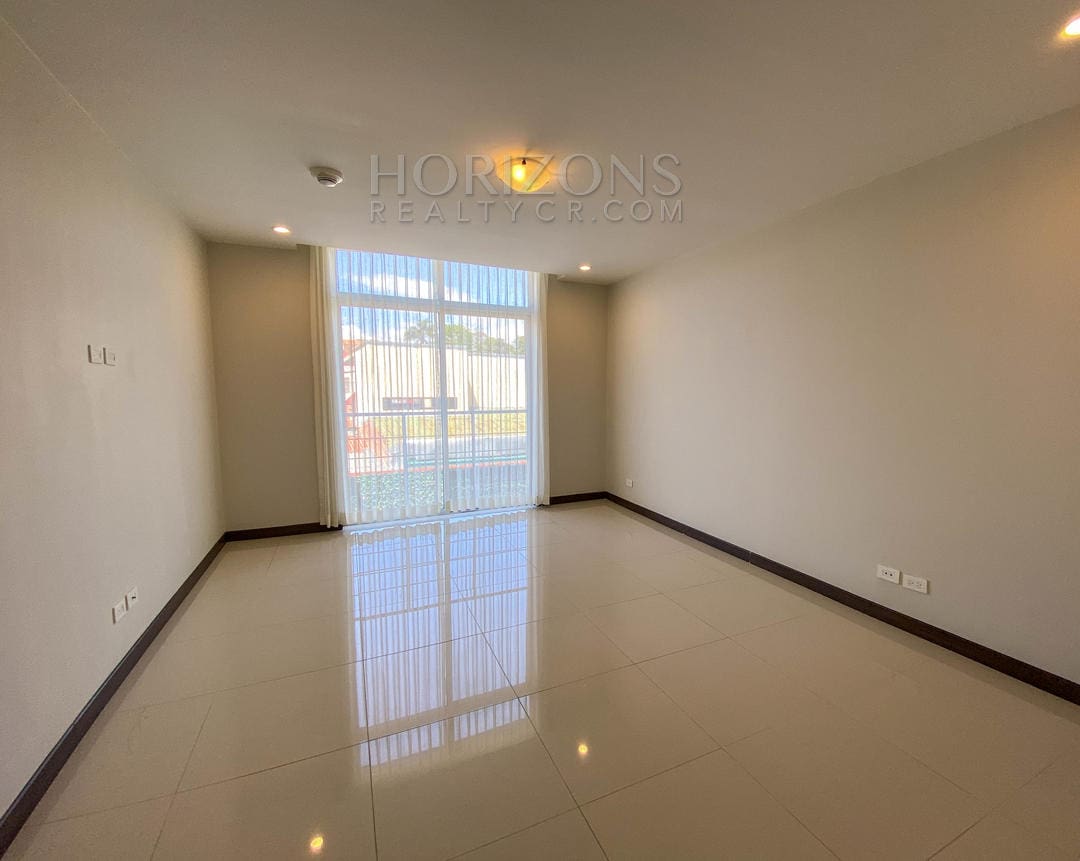 SE ALQUILA APARTAMENTO AMPLIO CONTEMPORANEO A 1.7KM DE ROTONDA BANDERAS NJA909