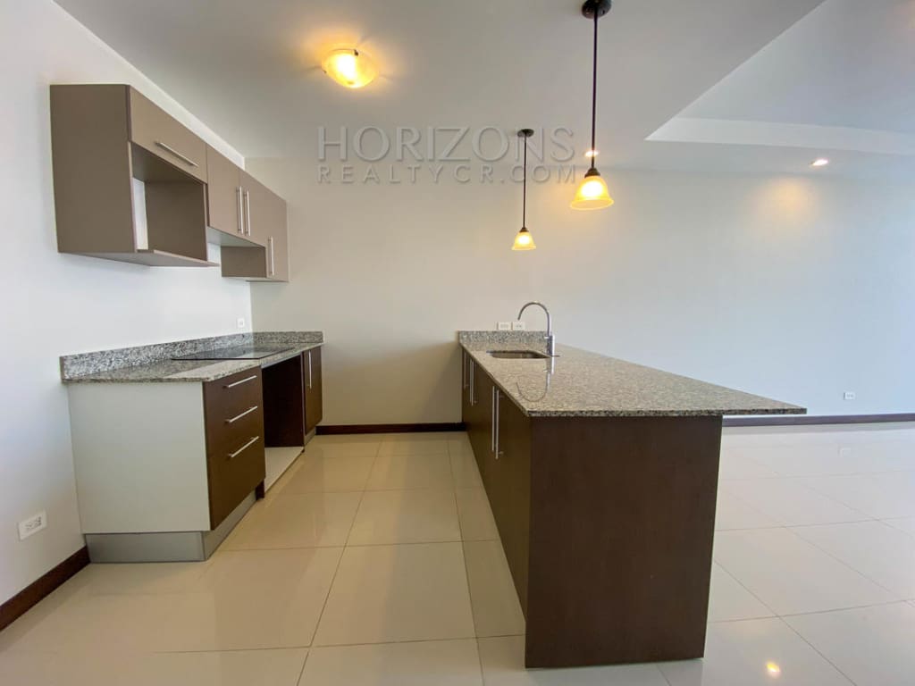 SE ALQUILA APARTAMENTO AMPLIO CONTEMPORANEO A 1.7KM DE ROTONDA BANDERAS NJA909