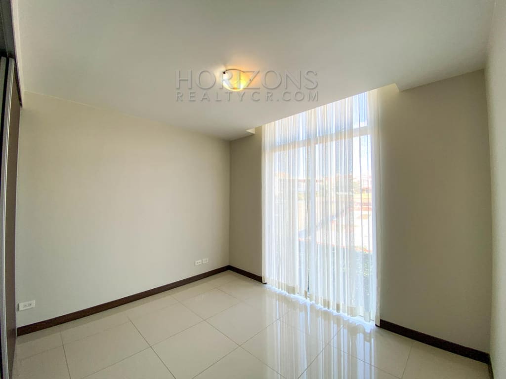 SE ALQUILA APARTAMENTO AMPLIO CONTEMPORANEO A 1.7KM DE ROTONDA BANDERAS NJA909