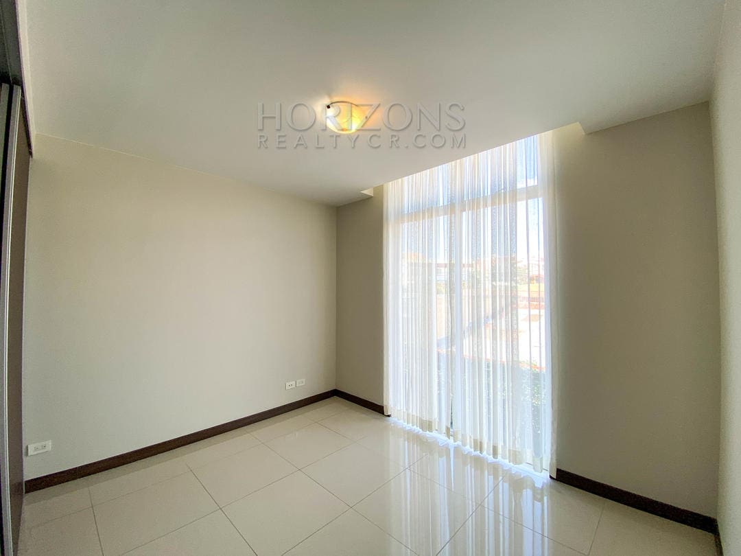 SE ALQUILA APARTAMENTO AMPLIO CONTEMPORANEO A 1.7KM DE ROTONDA BANDERAS NJA909