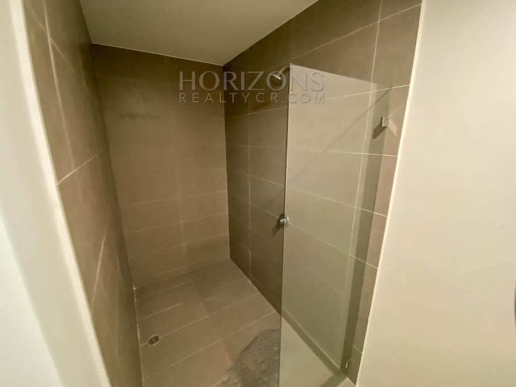SE ALQUILA APARTAMENTO AMPLIO CONTEMPORANEO A 1.7KM DE ROTONDA BANDERAS NJA909