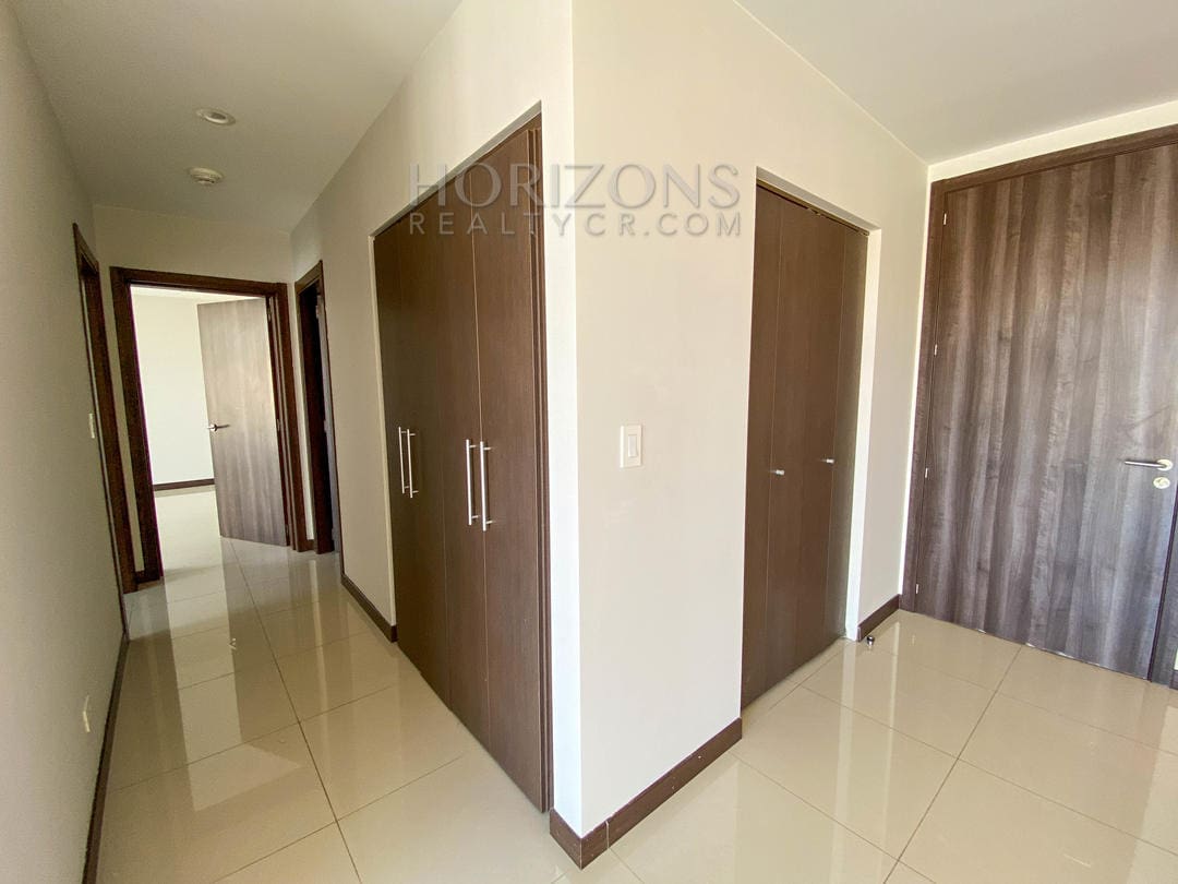 SE ALQUILA APARTAMENTO AMPLIO CONTEMPORANEO A 1.7KM DE ROTONDA BANDERAS NJA909