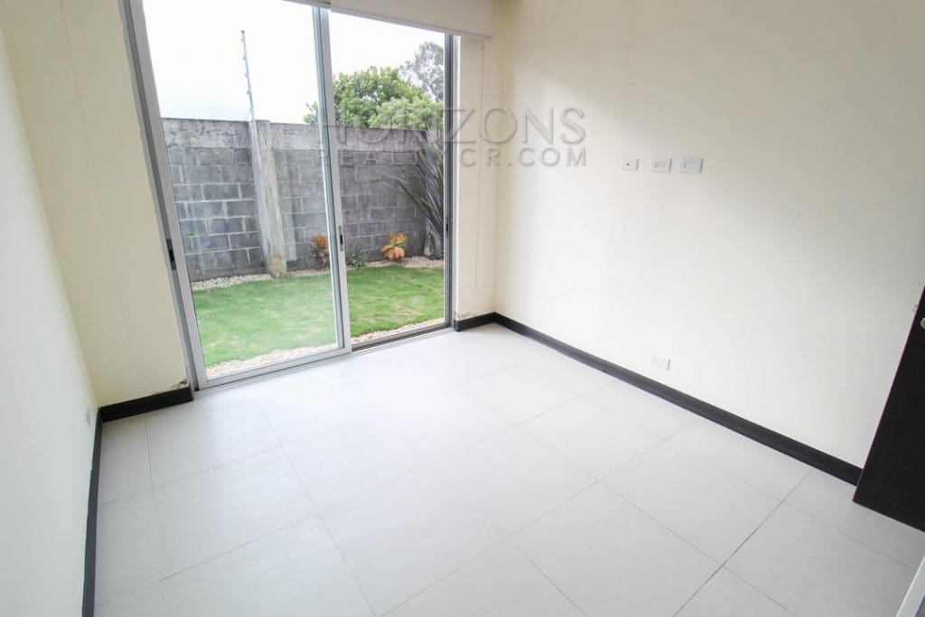Se Alquila Apartamento con Patio en Curridabat 2 Habitaciones + Linea Blanca noj686