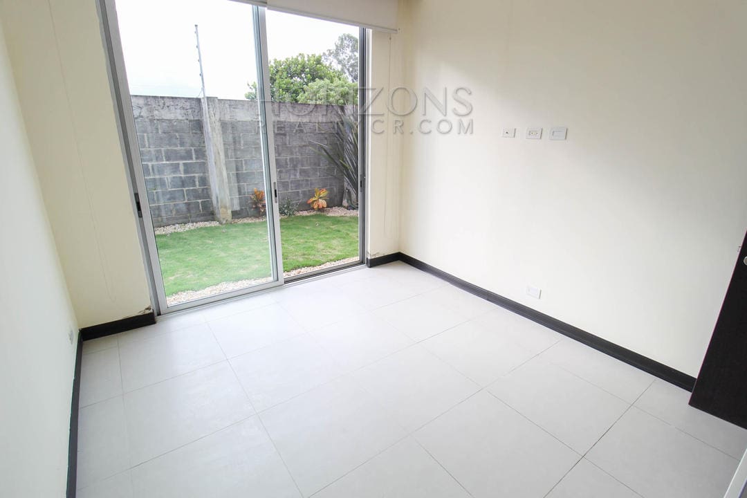 Se Alquila Apartamento con Patio en Curridabat 2 Habitaciones + Linea Blanca noj686