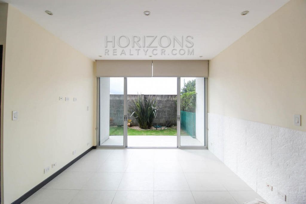 Se Alquila Apartamento con Patio en Curridabat 2 Habitaciones + Linea Blanca noj686