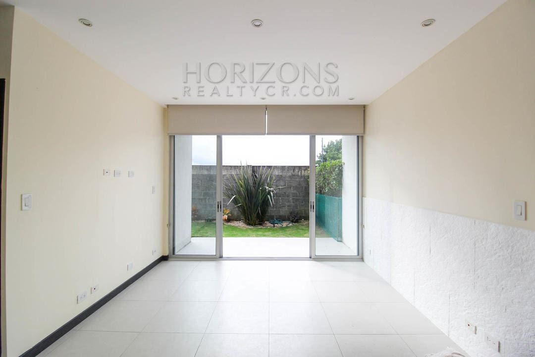 Se Alquila Apartamento con Patio en Curridabat 2 Habitaciones + Linea Blanca noj686