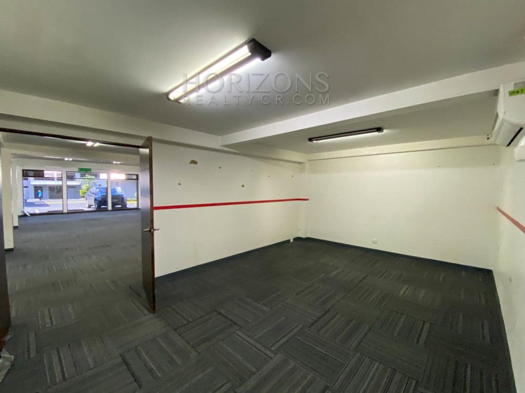 SE ALQUILA Amplia OFICINA  210 m2  EN ALAJUELA njr07