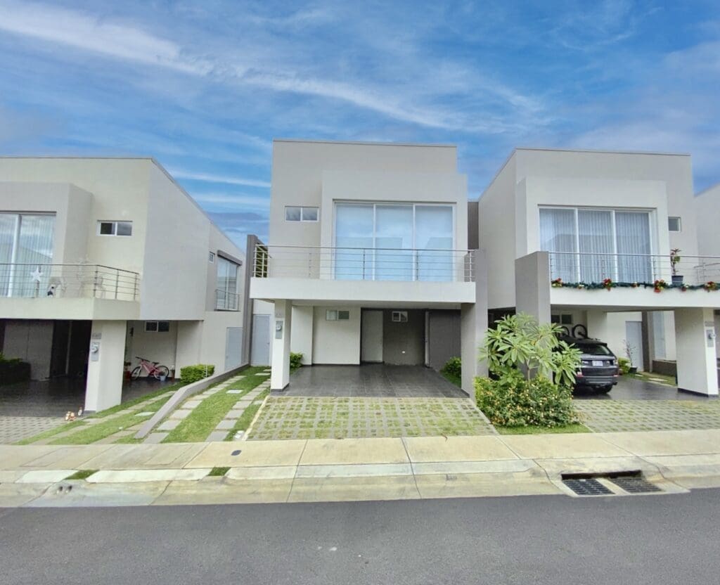 Se Alquila Casa Para Estrenar En La Ribera Belen 3 Habitaciones Condominio Con Amenidades De Primera Njr13