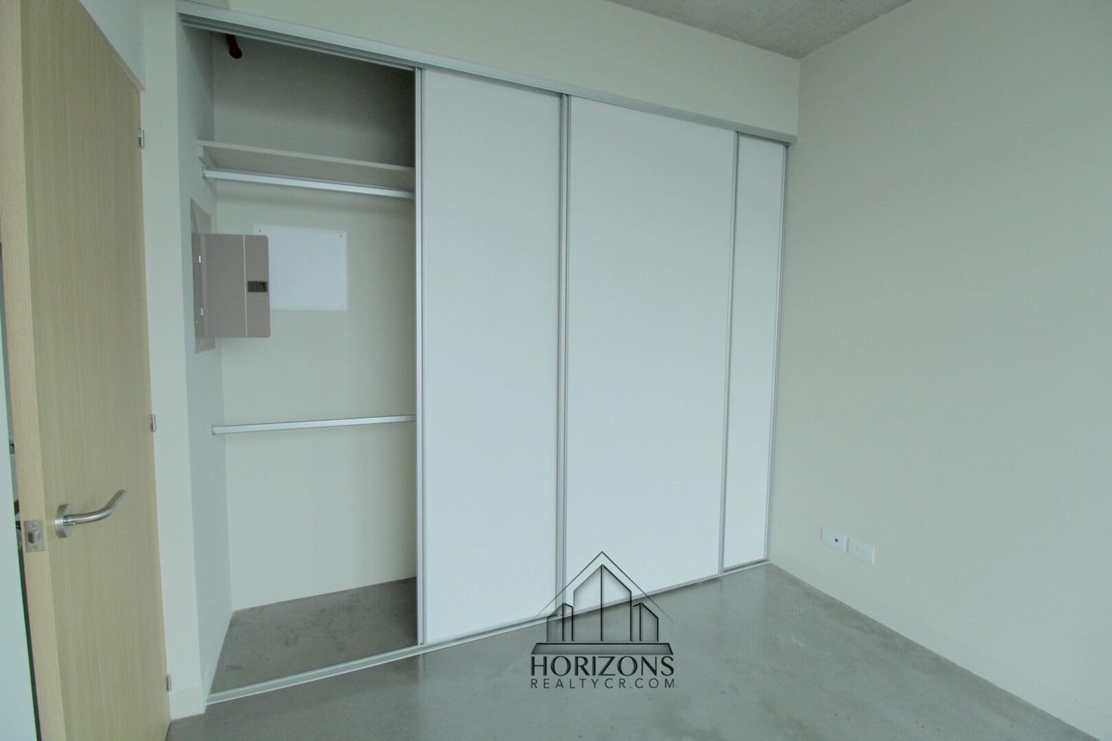 SE ALQUILA APARTAMENTO EN URBN ESCALANTE 1 HABITACION VISTA A SAN JOSE nja800