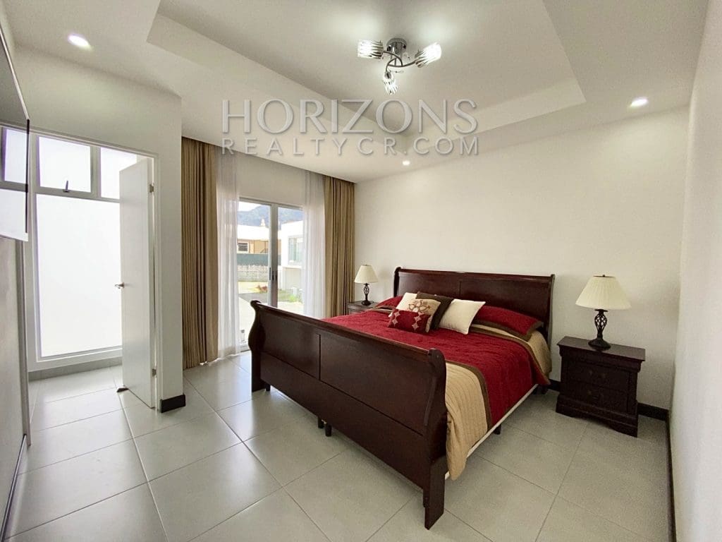 SE VENDE CASA EN CONDOMINIO VIBRE CURRIDABATMODERNA nja959