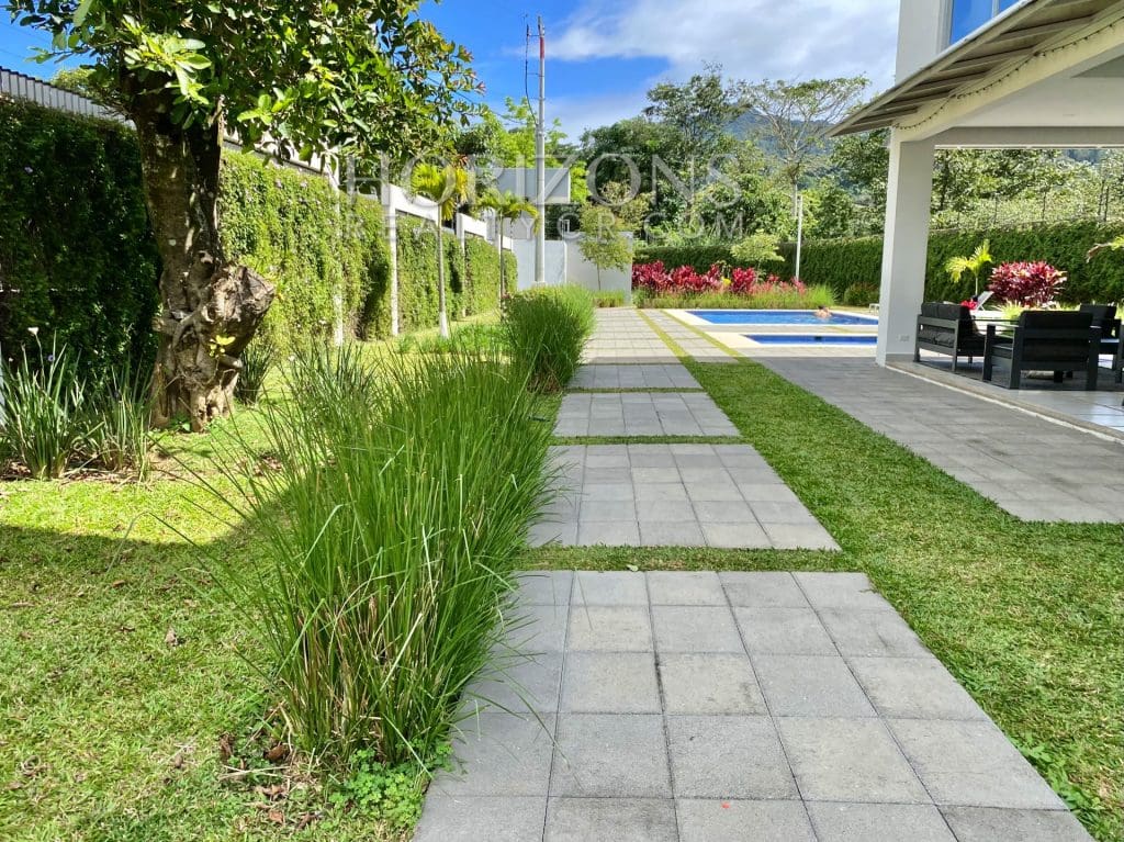 SE VENDE CASA EN CONDOMINIO VIBRE CURRIDABATMODERNA nja959