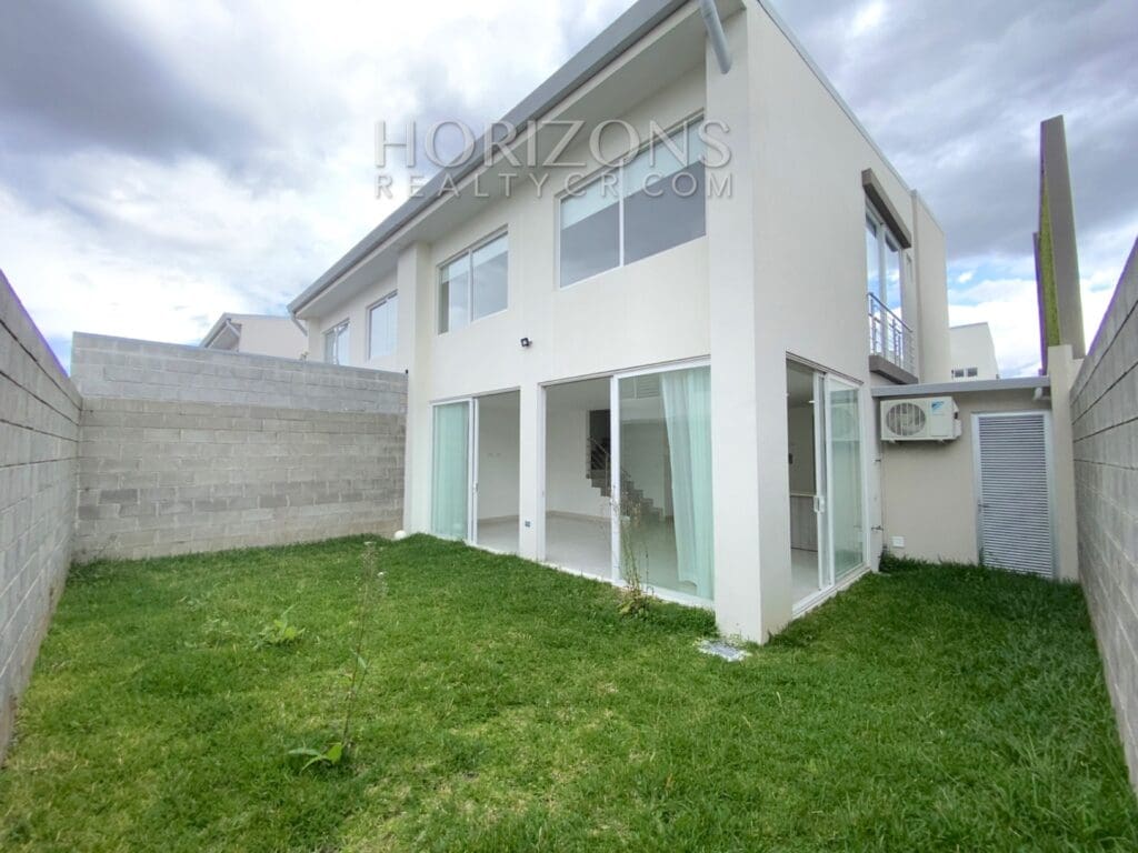 SE ALQUILA CASA PARA ESTRENAR EN LA RIBERA BELEN 3 HABITACIONES CONDOMINIO CON AMENIDADES DE PRIMERA njr13