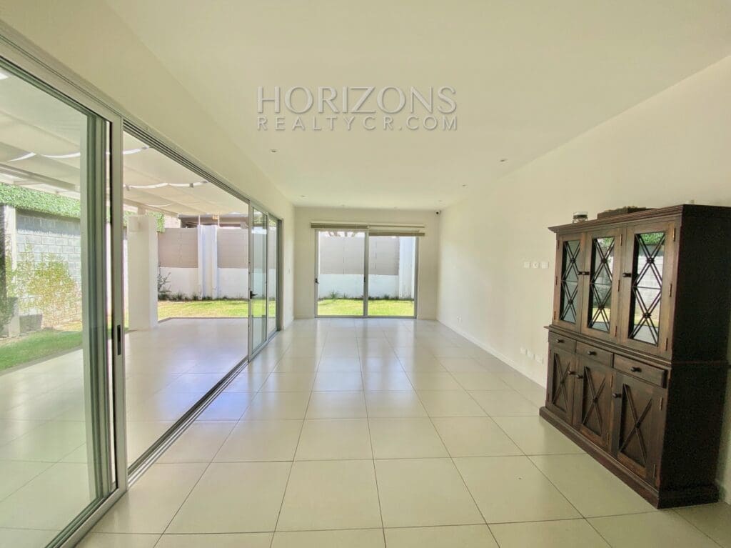 SE VENDE EN SANTA ANA CASA DE UN NIVEL 3 HABITACIONES Y OFICINA EN CONDOMINIO njr15