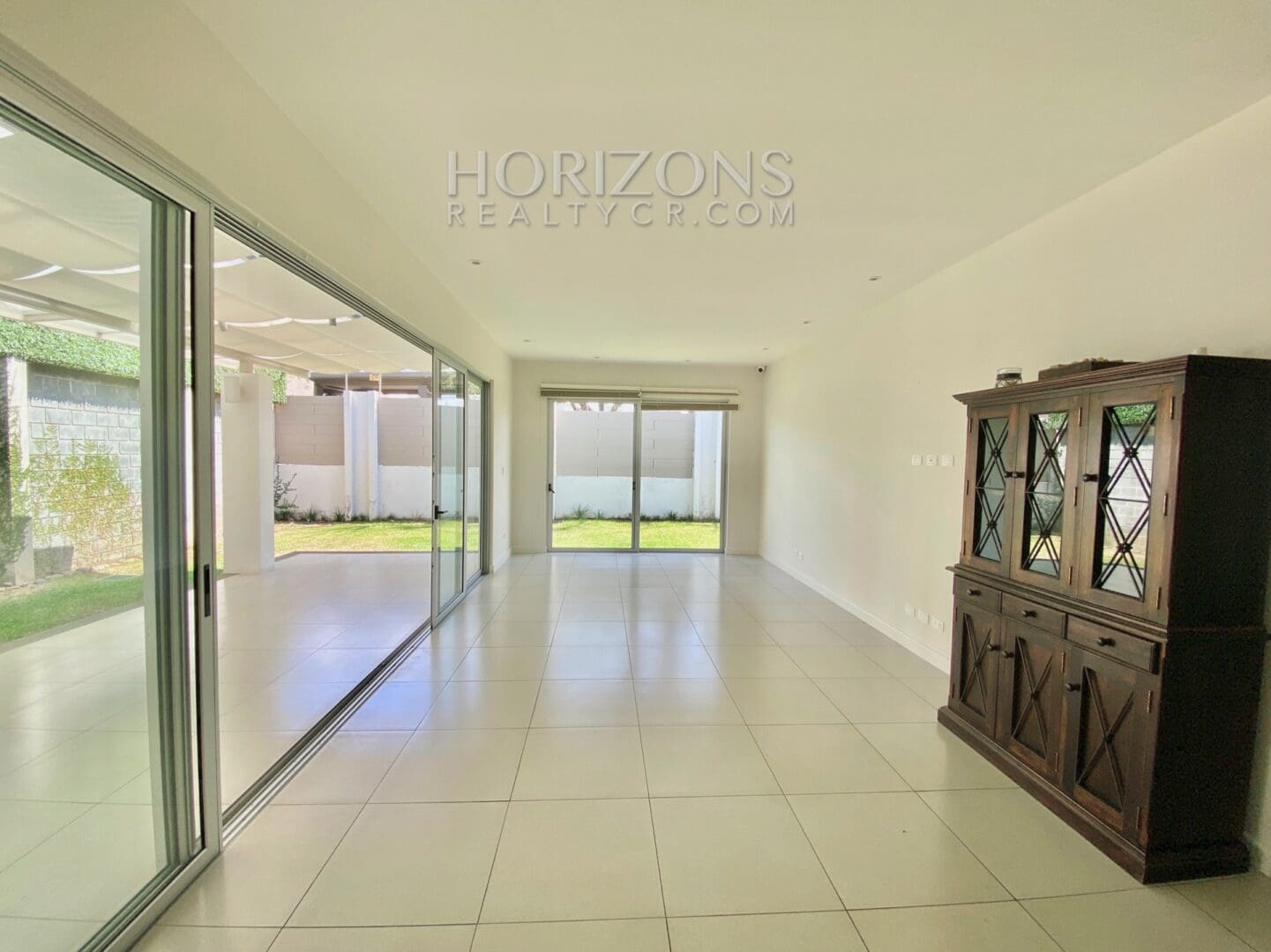 SE VENDE EN SANTA ANA CASA DE UN NIVEL 3 HABITACIONES Y OFICINA EN CONDOMINIO njr15