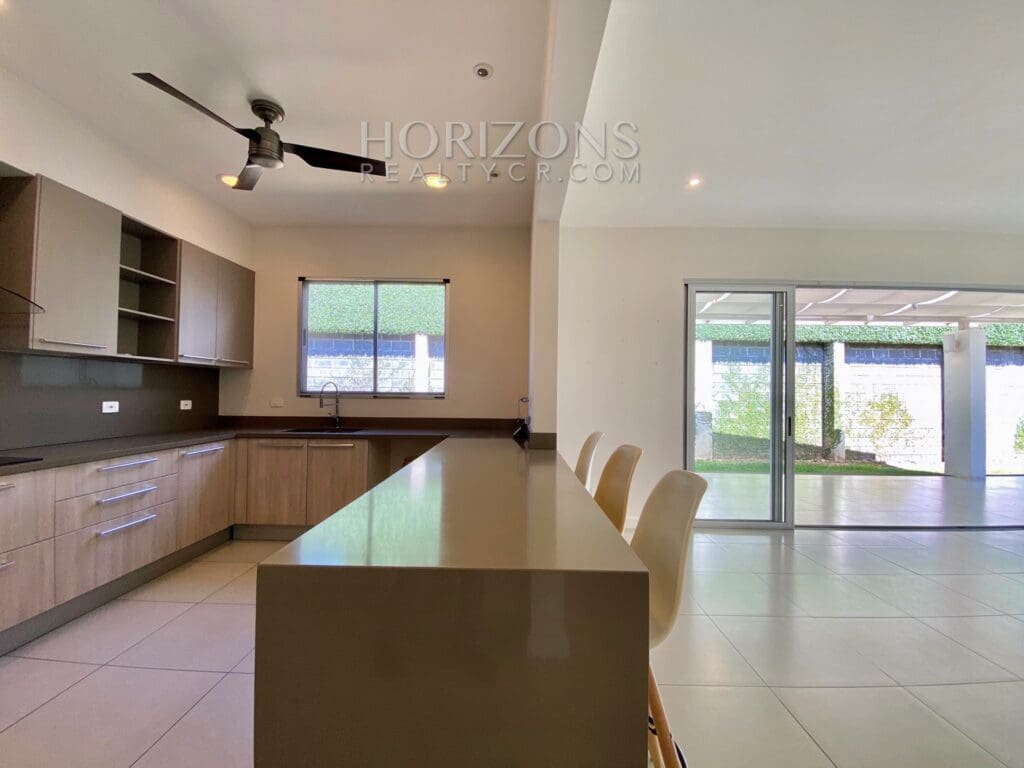 SE VENDE EN SANTA ANA CASA DE UN NIVEL 3 HABITACIONES Y OFICINA EN CONDOMINIO njr15