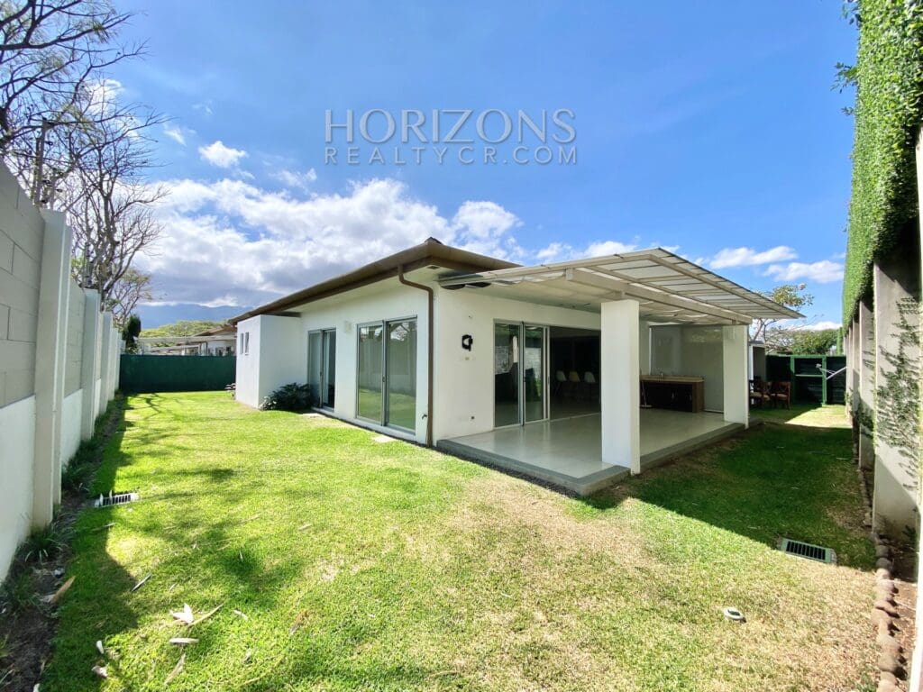 SE VENDE EN SANTA ANA CASA DE UN NIVEL 3 HABITACIONES Y OFICINA EN CONDOMINIO njr15